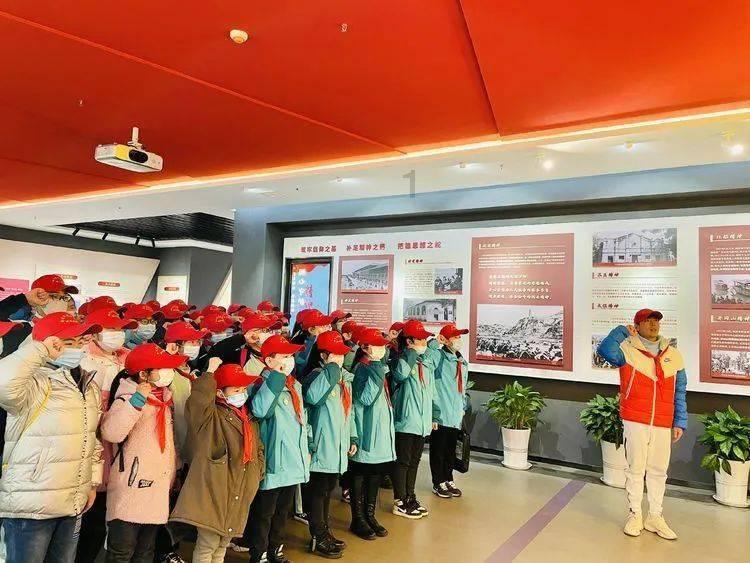 景区游玩肚子疼 碰到公厕不料要扫码进入 市民:老人小孩怎么办