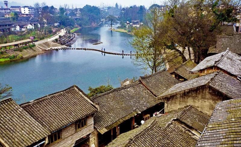 《与君歌》中，严修吃醋的细节是什么？游戏画面